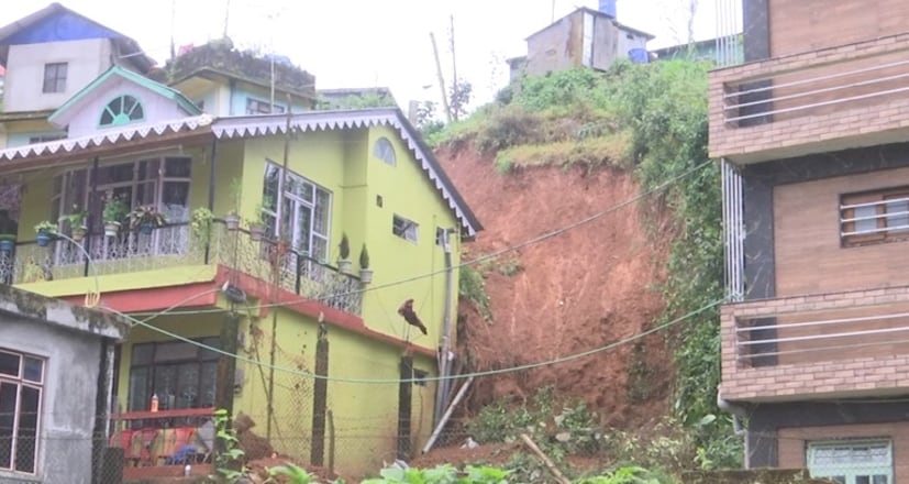 দুর্গাপুজো শেষ হতে না হতেই ভয়াবহ প্রাকৃতিক বিপর্যয়ে বিধ্বস্ত উত্তরবঙ্গের বিস্তীর্ণ এলাকা৷ পাহাড়-সহ তরাই-ডুয়ার্সের এলাকা জুড়ে ঝড়বৃষ্টির প্রকোপে স্বাভাবিক জীবন বিপর্যস্ত। বৃষ্টি ও ধসের কবলে দার্জিলিং, সুখিয়া পোখরি, মিরিক, দুধিয়া এলাকা৷ এখনও পর্যন্ত ২০ জনের বেশি মানুষের মৃত্যুর খবর পাওয়া গিয়েছে। পরিস্থিতি যা, তাতে মৃতের সংখ্যা আরও বাড়তে পারে বলে আশঙ্কা। 