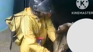 মুম্বইয়ে Blinkit ডেলিভারি বয়ের বিরুদ্ধে অশালীন আচরণের অভিযোগ। পার্সেল পৌঁছে দেওয়ার সময় তরুণীর শরীর স্পর্শের ঘটনা ধরা পড়েছে CCTV-তে। ভিডিও ভাইরাল হতেই Blinkit কর্তৃপক্ষ অভিযুক্তের সঙ্গে চুক্তি বাতিল করেছে, তদন্তে নেমেছে মুম্বই পুলিশ।