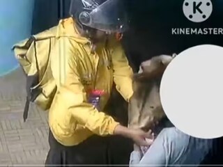 মুম্বইয়ে Blinkit ডেলিভারি বয়ের বিরুদ্ধে অশালীন আচরণের অভিযোগ। পার্সেল পৌঁছে দেওয়ার সময় তরুণীর শরীর স্পর্শের ঘটনা ধরা পড়েছে CCTV-তে। ভিডিও ভাইরাল হতেই Blinkit কর্তৃপক্ষ অভিযুক্তের সঙ্গে চুক্তি বাতিল করেছে, তদন্তে নেমেছে মুম্বই পুলিশ।