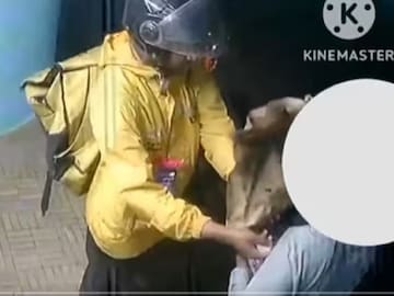 মুম্বইয়ে Blinkit ডেলিভারি বয়ের বিরুদ্ধে অশালীন আচরণের অভিযোগ। পার্সেল পৌঁছে দেওয়ার সময় তরুণীর শরীর স্পর্শের ঘটনা ধরা পড়েছে CCTV-তে। ভিডিও ভাইরাল হতেই Blinkit কর্তৃপক্ষ অভিযুক্তের সঙ্গে চুক্তি বাতিল করেছে, তদন্তে নেমেছে মুম্বই পুলিশ।