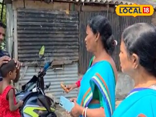 এলাকায় স্বাস্থ্য কর্মীরা।