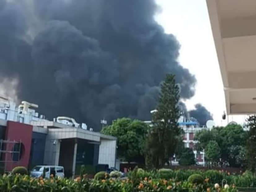অভিযোগ উঠেছে, ফায়ার সার্ভিসের পক্ষ থেকে কার্গো ভিলেজে অগ্নিনিরাপত্তা-ব্যবস্থার ঘাটতি ছিল। অ্যাকটিভ (যেমন ফায়ার অ্যালার্ম, ডিটেকশন সিস্টেম) অথবা প্যাসিভ (যেমন স্বয়ংক্রিয় প্রটেকশন সিস্টেম বা স্প্রিংকলার)—কোনো ধরনের ডিটেকশন ও প্রটেকশন সিস্টেমই সেখানে ছিল না। এ বিষয়ে তাজুল ইসলাম চৌধুরী বলেন, ‘এ ধরনের কোনও বিষয় আমরা এখানে পাইনি; যে কারণে আমাদেরও বেগ পেতে হয়েছে।’