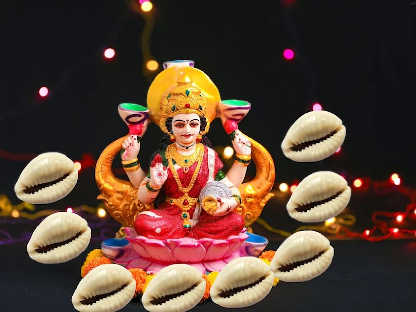 &#x1f538; কড়ি (Cowrie Shells)হলুদ কড়ি বা শাঁসকে লক্ষ্মী দেবীর সঙ্গে যুক্ত বলে বিশ্বাস করা হয়। ধনতেরাসের দিনে কড়ি কিনে, যদি তা আগে থেকে রঙিন না হয়, তবে হলুদ গুঁড়ো বা চন্দন মিশিয়ে হলুদ করুন। দীপাবলির রাতে পূজার পর সেই কড়িগুলি তিজোরিতে রাখলে ঘরে ধনের প্রবাহ অব্যাহত থাকে।