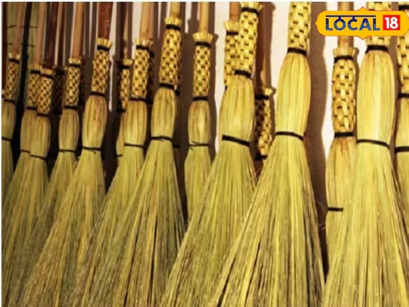 &#x1f538; ঝাড়ু (Broom)ধনতেরাসে নতুন ঝাড়ু কেনা খুবই শুভ। ঝাড়ু ধরা হয় লক্ষ্মী দেবীর প্রতীক হিসেবে। নতুন ঝাড়ু ঘরে দারিদ্র দূর করে, মলিনতা সরায় এবং সুখ-সমৃদ্ধি আনে। ব্যবহার করার আগে ঝাড়ুটিকে পূজা করে নেওয়া উচিত।