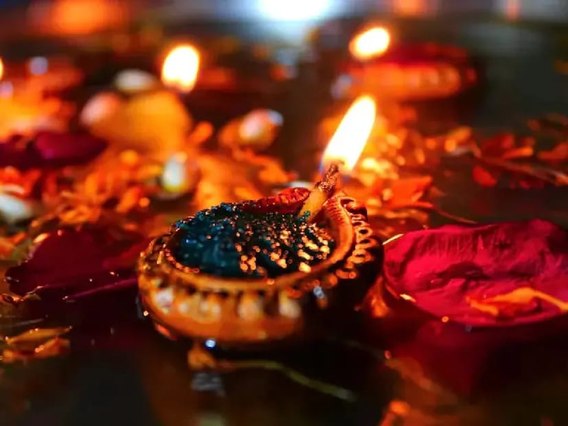 দীপাবলি ২০২৫ আসছে এমন এক সময় নিয়ে, যখন সূর্য, শুক্র ও শনির শক্তি একসঙ্গে কাজ করবে। এই তিন গ্রহের প্রভাবেই কিছু রাশির জীবনে ঘটবে বিস্ময়কর পরিবর্তন—আসবে সাফল্য, অর্থলাভ, আত্মবিশ্বাস এবং মানসিক স্থিতি।