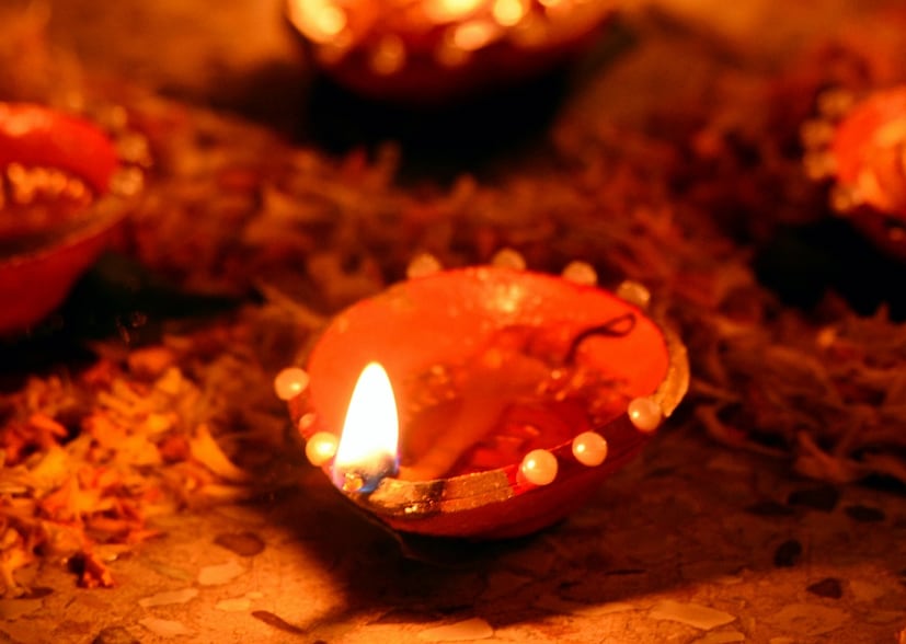 অন্যদিকে মাটির নিচে থাকা সপ্তলোক হল অতল, বিতল, সুতল, তলাতল, মহাতল, রসাতল এবং পাতাল। ভূত-প্রেত বাড়িতে প্রবেশ যাতে না করতে পারে তা নিশ্চিত করতেই জ্বালানো হয় ১৪ প্রদীপ। 