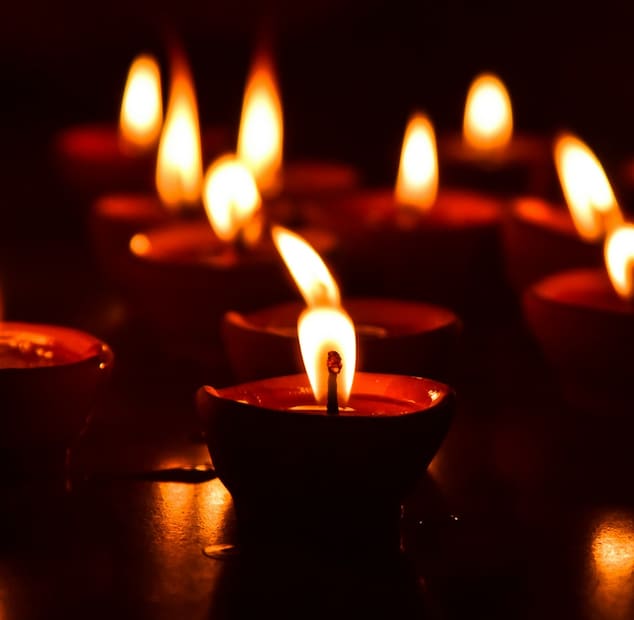 পোর্ট্রেট মোড ব্যবহার করলেই ম্যাজিক: পোর্ট্রেট মোড এমন এক নির্ভরযোগ্য হাতিয়ার যা হেসেখেলে DSLR/মিররলেস ক্যামেরার ক্ষমতার সঙ্গে লড়ে যেতে পারে। তাই উৎসবের সময় পোর্ট্রেট ক্লিক করার সময় অনেক ইউজারই এই মোডটি বেছে নেন, তাতে ছবির কোয়ালিটি একেবারে ঠিকঠাক থাকে।
