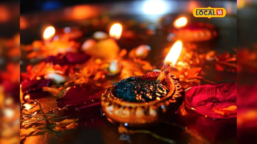 জ্যোতিষবীদ সুদীপ শাস্ত্রি জানাচ্ছেন, ভূত মানে এখানে বোঝানো হয়েছে মানব শরীর থেকে আরম্ভ করে সমস্ত জগত যাদের দ্বারা সৃষ্টি হয়েছে সেই ক্ষিতি, অপ, তেজ, মরূৎ ও ব্যোম-এই পঞ্চভূতকেই। তাদের সম্মান জানাতেই প্রচলিত হয় ভূত চতুর্দশীতে ১৪ প্রদীপ জ্বালানোর রীতি।
