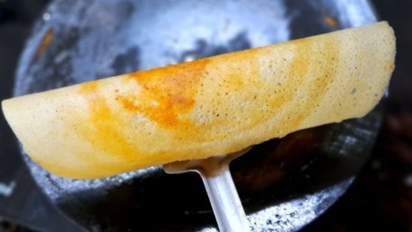 এই সমস্যার কারণে অনেকেই বাড়িতে ডোসা তৈরি করা এড়িয়ে চলেন। এই সমস্যার স্থায়ী সমাধানের জন্য, আসুন এখন লোহার প্যানকে ডোসা মেকারে রূপান্তর করার দুটি সহজ পদ্ধতি শিখে নিন।