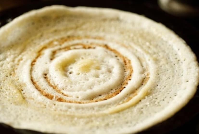 তেল মাখান: প্যান গরম হয়ে গেলে, আঁচ বন্ধ করে দিন। একটি কাপড় ব্যবহার করে, কেবল সামনের দিকে নয়, লোহার প্যানের পিছনের দিকেও তেল ভাল করে মাখুন।