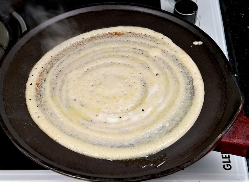 ১৫ মিনিট ধরে গরম করুন: এবার গ্যাসের চুলা জ্বালিয়ে ১৫ মিনিট ধরে কম আঁচে রাখুন। এই সময়ের মধ্যে যদি প্যান থেকে ধোঁয়া বের হতে শুরু করে, তাহলে চিন্তা করবেন না।