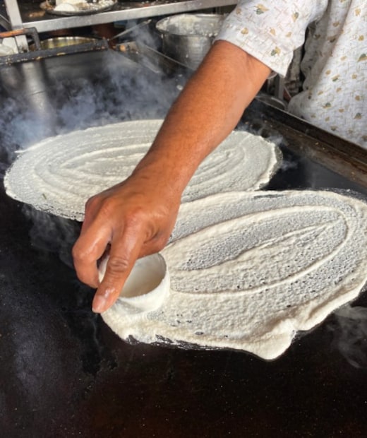 এই প্রক্রিয়াটি প্যানটিকে প্রস্তুত করে তোলে। বারবার এটি করলে প্যানের পৃষ্ঠটি আরও নন-স্টিক হয়ে যাবে, যা আপনাকে অসাধারণভাবে মুচমুচে ডোসা দেবে। এই টিপসগুলি অনুসরণ করে, আপনি সহজেই বাড়িতে রেস্তোরাঁর মানের মুচমুচে ডোসা তৈরি করতে পারেন!