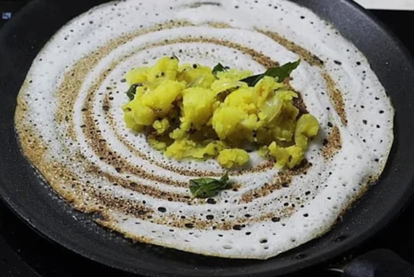 নুন যোগ করুন: প্যানটি যথেষ্ট গরম হয়ে গেলে, ৪ থেকে ৫ চা চামচ লবণ যোগ করুন এবং প্যানের পৃষ্ঠের উপর সমানভাবে ছড়িয়ে দিন। লবণ প্যানের পৃষ্ঠ থেকে আর্দ্রতা শোষণ করতে এবং ছোট ছোট কণা অপসারণ করতে সাহায্য করে।