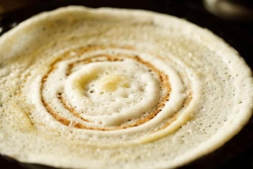 নুন যোগ করুন: প্যানটি যথেষ্ট গরম হয়ে গেলে, ৪ থেকে ৫ চা চামচ লবণ যোগ করুন এবং প্যানের পৃষ্ঠের উপর সমানভাবে ছড়িয়ে দিন। লবণ প্যানের পৃষ্ঠ থেকে আর্দ্রতা শোষণ করতে এবং ছোট ছোট কণা অপসারণ করতে সাহায্য করে।