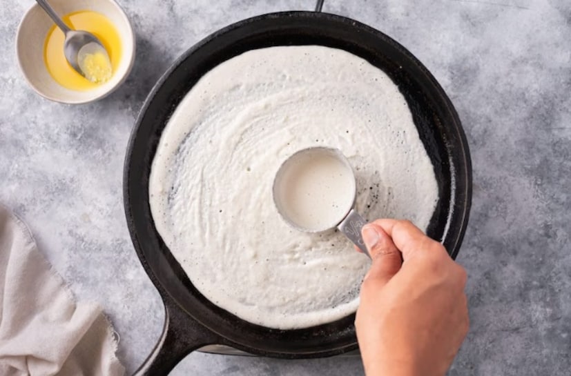 প্যানটি ঘষুন: এবার, একটি ভাঁজ করা রান্নাঘরের তোয়ালে বা একটি মোটা কাগজের তোয়ালে নিন। এই তোয়ালে দিয়ে লবণ দিয়ে প্যানটি ভাল করে ঘষুন কমপক্ষে ২ মিনিট। লবণ পাথরের মতো কাজ করে এবং পৃষ্ঠকে মসৃণ করে।