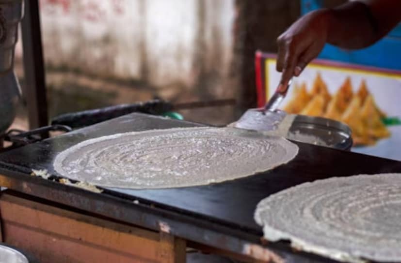 তেল মুছে ফেলুন: স্ক্রাব করার পর, সমস্ত লবণ ঝরিয়ে ফেলুন। প্যানটি আবার চুলায় রাখুন এবং গরম প্যানে সামান্য তেল দিন। একটি কাগজের তোয়ালে দিয়ে আবার ঘষে শুকিয়ে নিন।