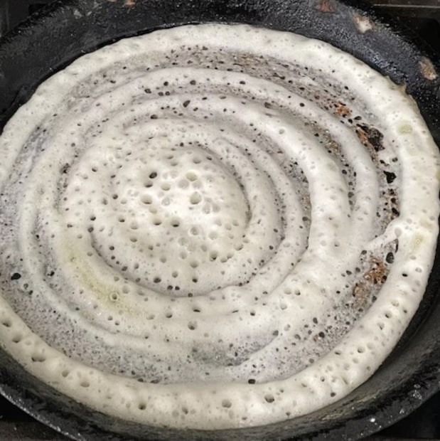 এই মশলা তৈরির পর, আপনার প্যানটি দোসা তৈরির জন্য প্রস্তুত হবে... নারকেল তেল দিয়ে গভীর মশলা। যদি দোসার মিশ্রণটি বারবার আপনার প্যানে লেগে থাকে অথবা আপনি একটি পুরানো প্যান সংস্কার করতে চান, তাহলে এই পদ্ধতিটি আরও দীর্ঘমেয়াদী সমাধান প্রদান করে।