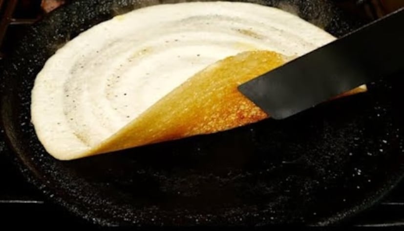 ভালভাবে পরিষ্কার করুন: প্যানটি তাপ থেকে নামিয়ে সাবান জল দিয়ে ভালভাবে পরিষ্কার করুন। লোহার প্যানে লেগে থাকা সমস্ত পুরানো গ্রিজ অপসারণ করা গুরুত্বপূর্ণ। 