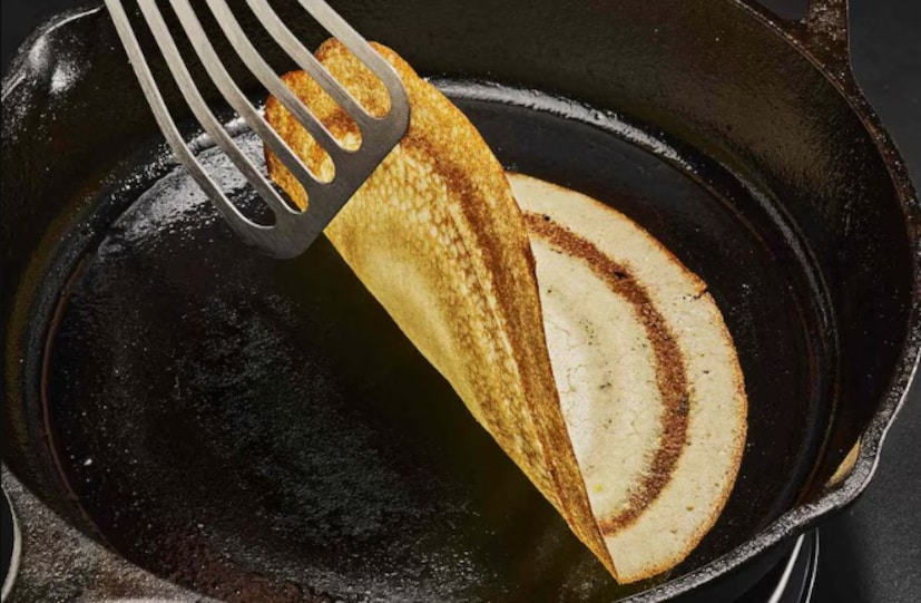 নারকেল তেল প্রস্তুত করুন: গ্যাসের চুলা চালু করুন এবং প্যানটি চুলার উপর রাখুন। ইতিমধ্যে, একটি পাত্র এবং একটি ছোট কাপড়ে নারকেল তেল ঢেলে দিন। লোহার প্যানে মশলা তৈরির জন্য নারকেল তেল খুবই ভাল।