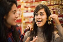 দুবাই থেকে সোনা কিনলে 'সস্তা' হয়? জেনে নিন, ভারতীয় পুরুষ ও মহিলা হলে কাকে কত টাকা দিতে হবে