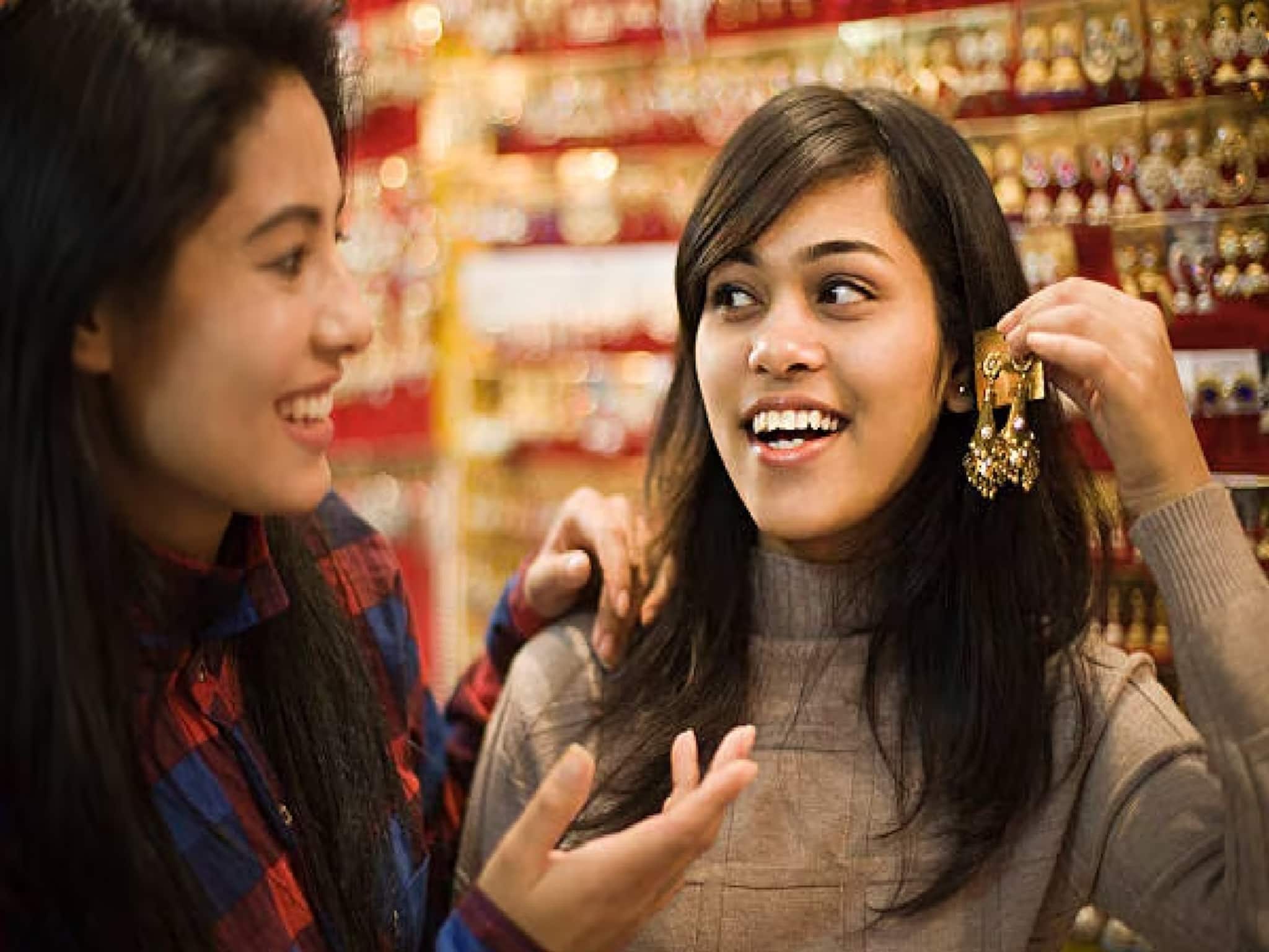 দুবাই থেকে সোনা কিনলে সবচেয়ে 'সস্তা' হয়? জেনে নিন, ভারতীয় পুরুষ ও মহিলা হলে কাকে কত টাকা দাম দিতে হবে!