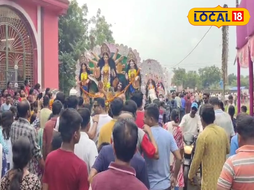 আবহাওয়ার এমন খামখেয়ালিপনার মধ্যেই সবচেয়ে বড় চিন্তার কারণ হয়ে দাঁড়িয়েছে শনিবারের পুজো কার্নিভাল। কেননা এমন ভারী বৃষ্টিতে কীভাবে পুজো কার্নিভাল সুষ্ঠুভাবে সম্পন্ন করা হবে তা নিয়ে চিন্তায় প্রশাসন।