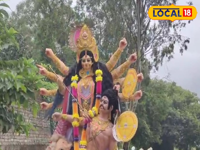 জলপাইগুড়িতে ইতিমধ্যেই আকাশ মেঘলা এবং সকাল থেকে দফায় দফায় বৃষ্টির কারণে বিপর্যস্ত জনজীবন। আর এমন পরিস্থিতিতে পুজো কার্নিভাল যখন পুজো উদ্যোক্তা ও প্রশাসনের চিন্তার কারণ হয়ে দাঁড়িয়েছে তখন বড় সিদ্ধান্ত নিল প্রশাসন। দুর্যোগের কথা মাথায় রেখে জেলার পুজো কার্নিভালের সময় এগিয়ে আনার সিদ্ধান্ত নিয়েছে প্রশাসন। সেই সিদ্ধান্ত অনুযায়ী জলপাইগুড়ি ও আলিপুরদুয়ার দুই জেলার পুজো কার্নিভালের সময় বদল করা হয়েছে।