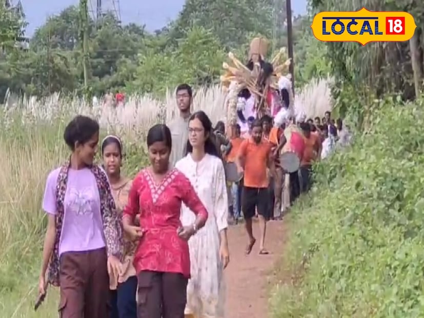 জলপাইগুড়িতে পুজো কার্নিভালের সময় এগোনোর পাশাপাশি আলিপুরদুয়ারে দুপুর আড়াইটের সময় শুরু হবে পুজো কার্নিভাল। পূর্বনির্ধারিত সূচি অনুযায়ী এই পুজো কার্নিভাল বিকেল সাড়ে পাঁচটার সময় শুরু হওয়ার কথা ছিল। তবে বর্তমান পরিস্থিতির কথা মাথায় রেখে দুপুর আড়াইটার সময় তা শুরু করে বিকেল সাড়ে পাঁচটার মধ্যে শেষ করার নির্দেশ দেওয়া হয়েছে।