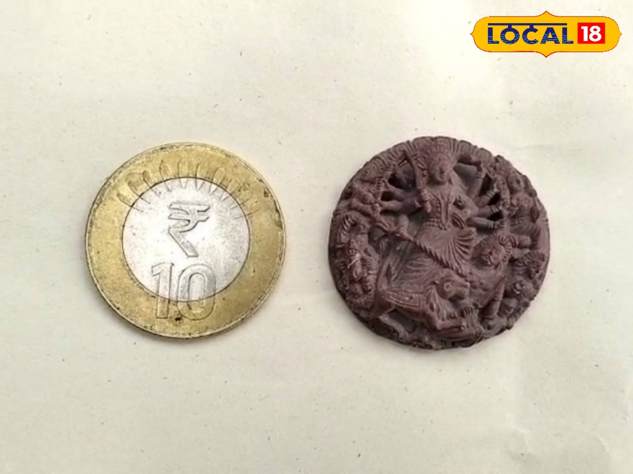 বিশ্বাস না করার মতোই! ১০ টাকার কয়েনের মাপে পাথরে খোদাই মা দুর্গা