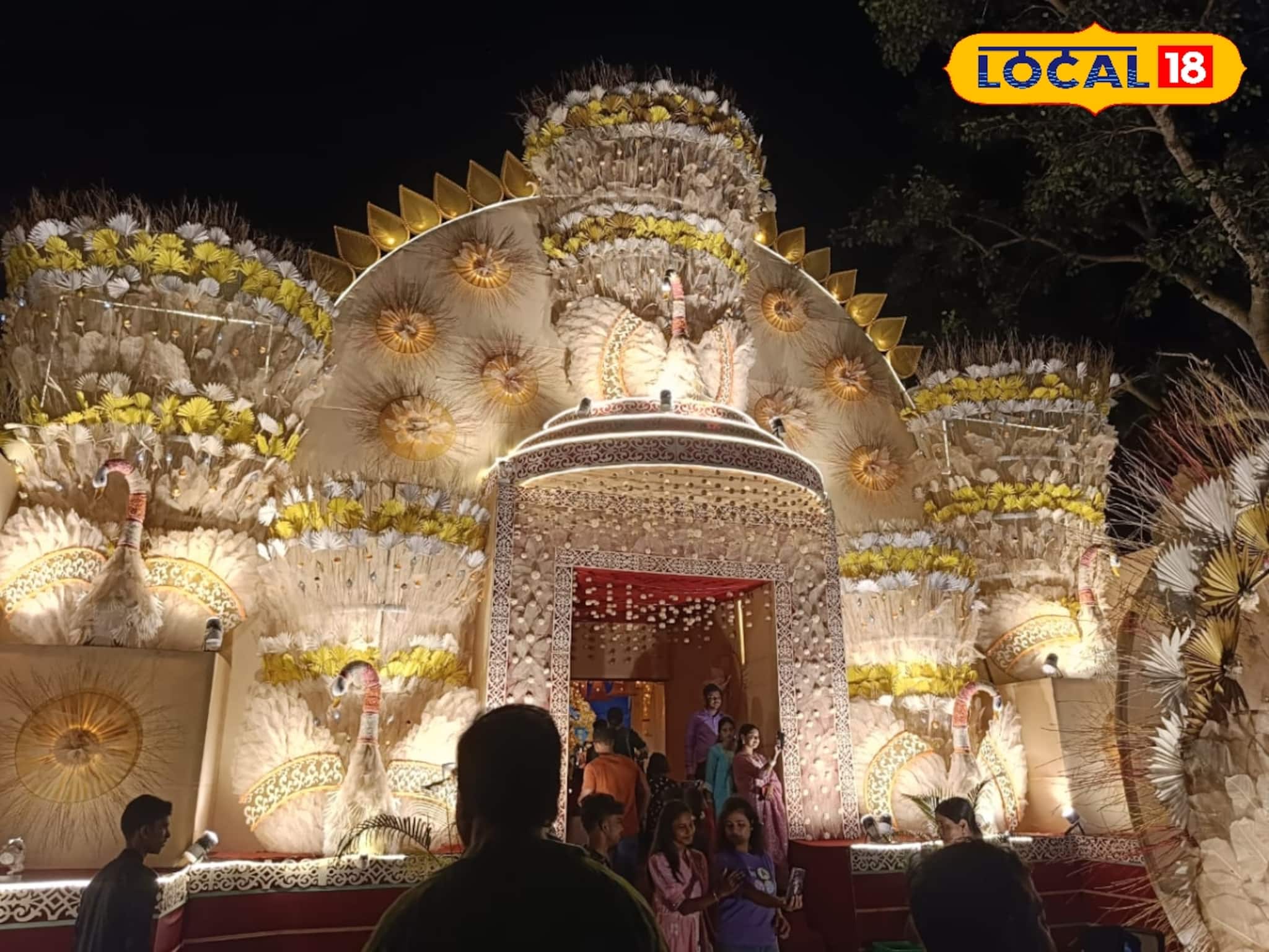 এ যেন নতুন দেশে পদার্পণ! ১০ লক্ষ টাকার বাজেটের চন্দ্রকোনার 'এই' পুজো তাক লাগাচ্ছে এলাকায়