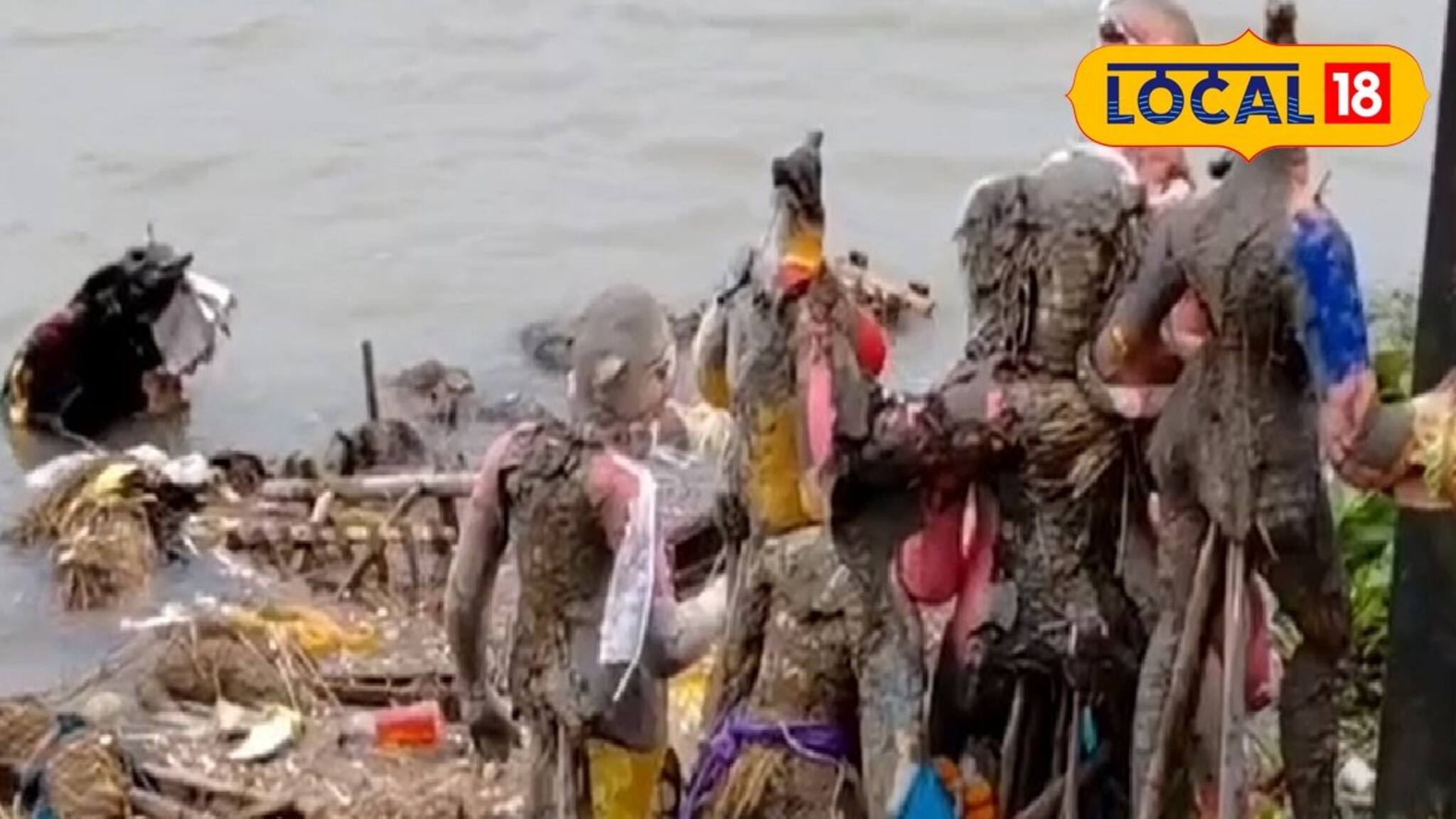 নিয়ম-কানুন কেবল কাগজে! হুঁশ নেই মানুষের, গঙ্গায় ভাসছে পুজোর সামগ্রী