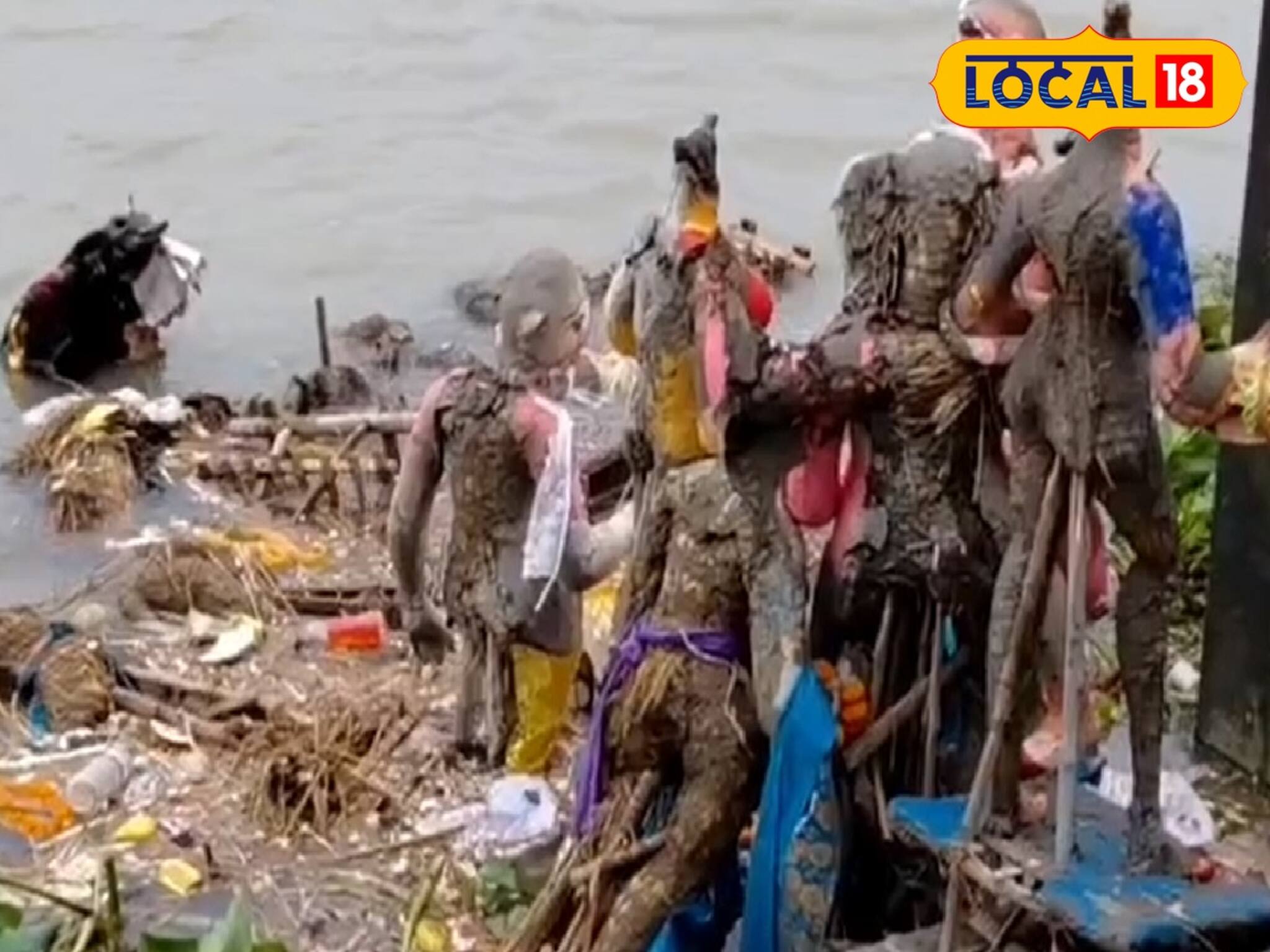 নিয়ম-কানুন কেবল কাগজে! হুঁশ নেই মানুষের, গঙ্গায় ভাসছে পুজোর সামগ্রী