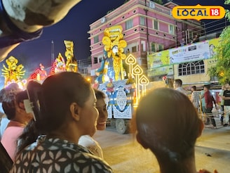 মহিলা ঢাকির বাজনায় কাঁপল বারাসাত! কার্নিভালের রাস্তা যেন উৎসবের জনসমুদ্র