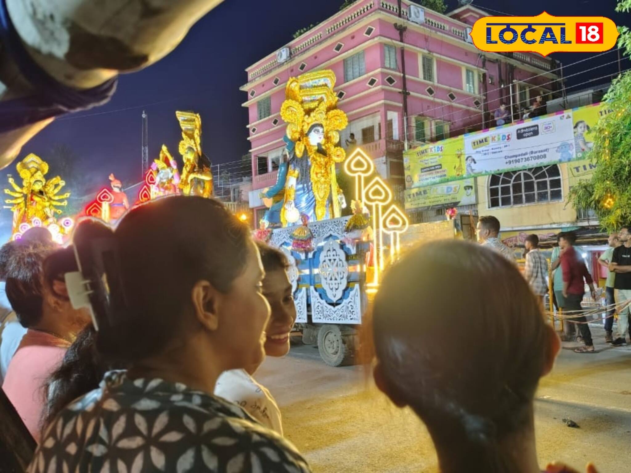 মহিলা ঢাকির বাজনায় কাঁপল বারাসাত! কার্নিভালের রাস্তা যেন উৎসবের জনসমুদ্র