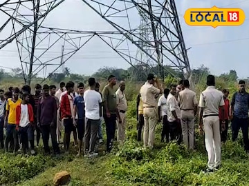 ঘটনাস্থলে পুলিশ ও স্থানীয়দের ভিড়।