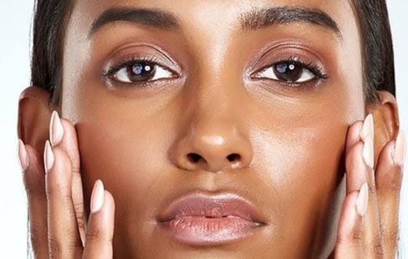 ফুসকুড়ি এবং লালচে ভাব: যদি আপনার ত্বকে জ্বালা, ফুসকুড়ি বা ত্বকের লালচে বা কালচে ভাব দেখা দেয়, তাহলে বরফ থেরাপি কিন্তু জীবন রক্ষাকারী হতে পারে। বরফের টুকরোর শীতল প্রভাব প্রদাহ, চুলকানি কমায় এবং সান বার্ন থেকে মুক্তি দেয়।