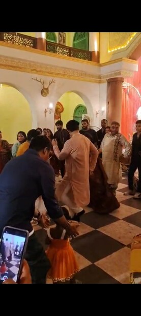 পুজো জুড়ে বেশ আনন্দে কাটিয়েছেন সৌরভ। অষ্টমী, নবমী কলকাতা শহরে বেশ কয়েকটি পুজোয় হাজির হয়েছিলেন তিনি। নবমীর রাতে সুরুচি সঙ্গে গিয়ে ঢাকও বাজাতে দেখা যায় তাঁকে।