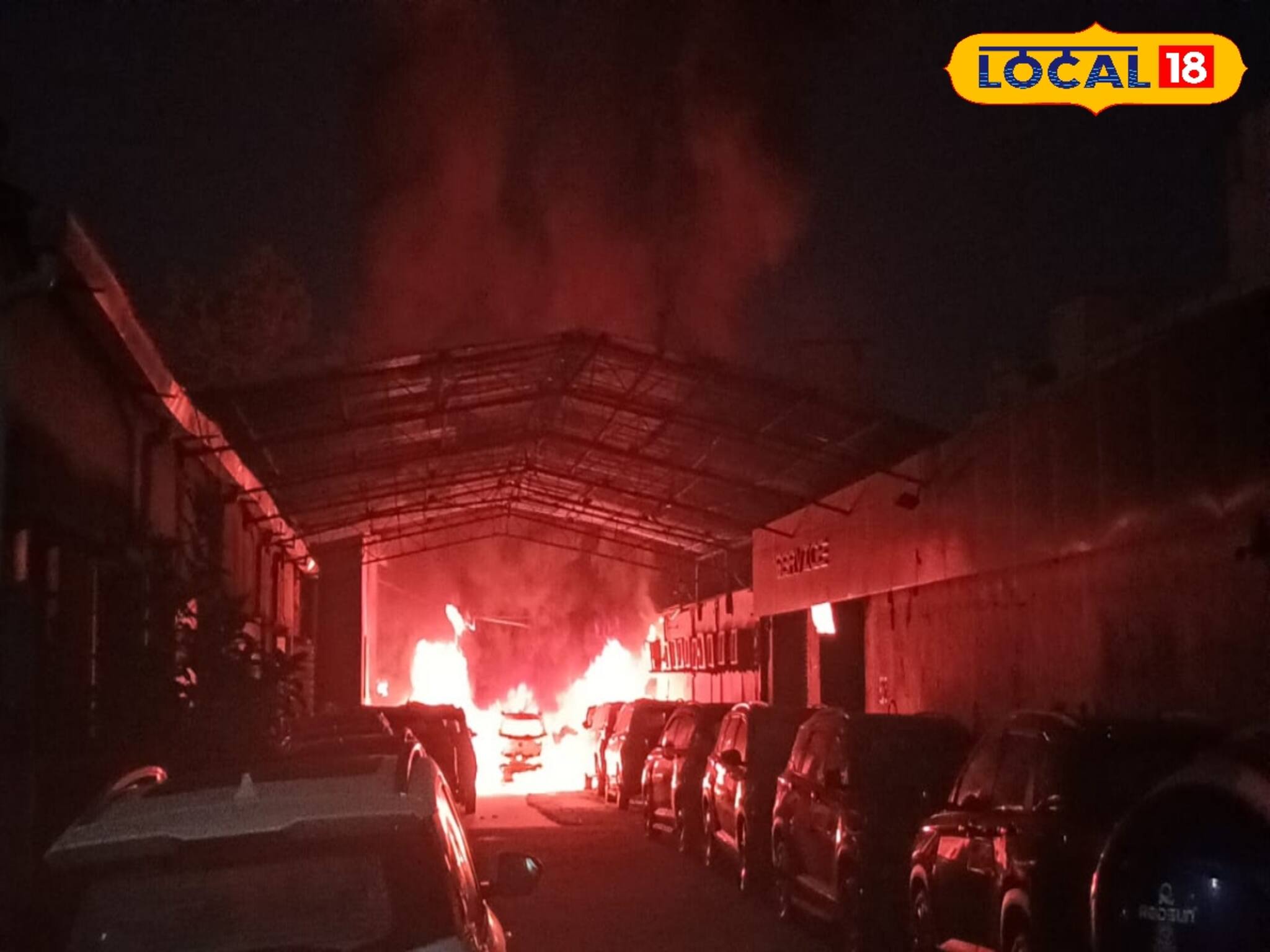 গাড়ির শো-রুমে আগুন, দাউ দাউ করে পুড়ল ৯ গাড়ি! কোথায়, কীভাবে ঘটল এমন ঘটনা? দেখুন ভিডিও