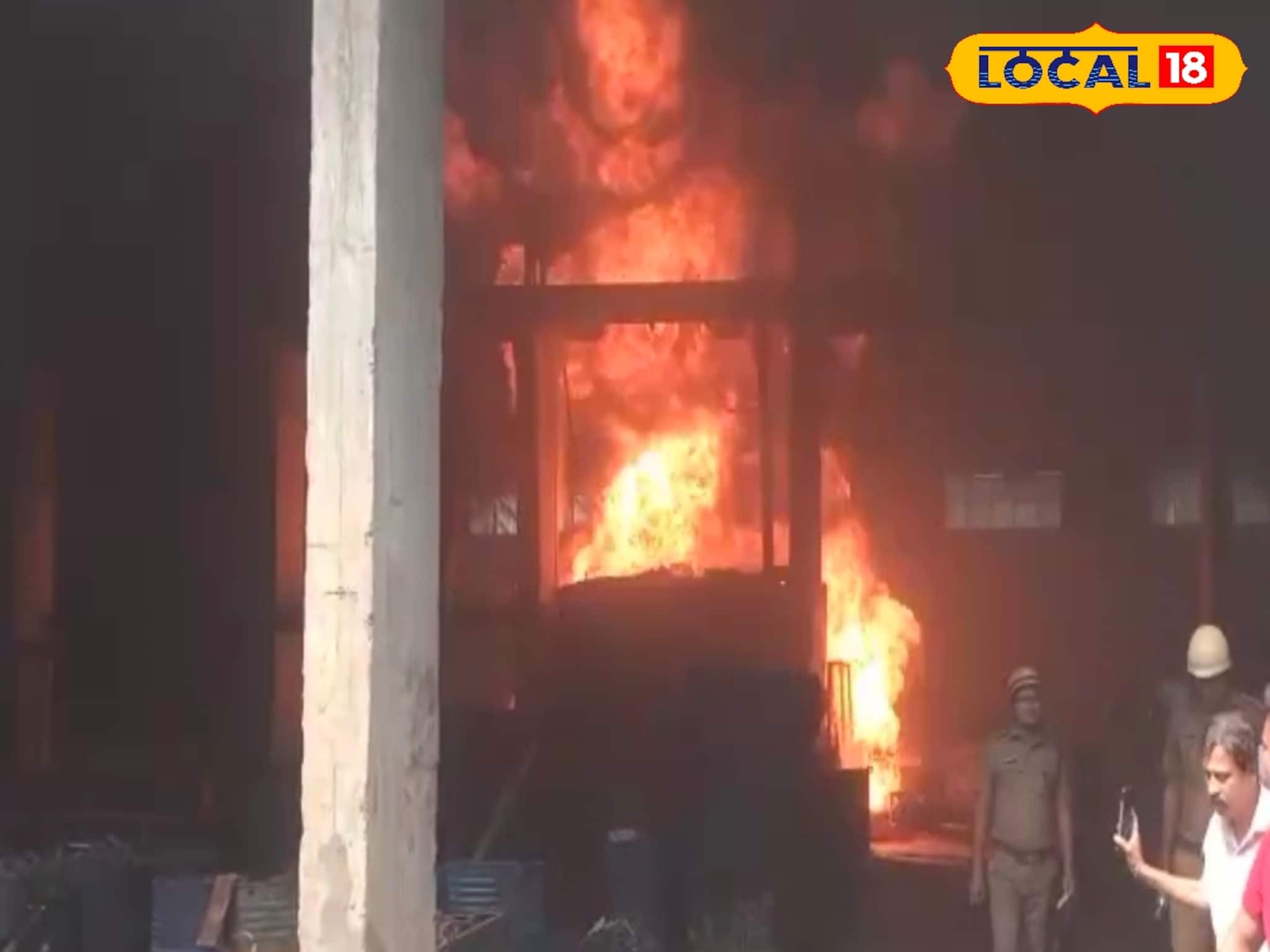 Fire : পুজোর বাজারে ছুটির দিনে বিধ্বংসী আগুন, তড়িঘড়ি ছুটে এল দমকল! জলের বদলে আগুন নেভাতে ব্যবহার হল 'অন্য' জিনিস