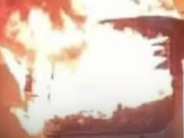 বাসটিতে হঠাৎ আগুন ধরে  বাসটিতে হঠাৎ আগুন ধরে