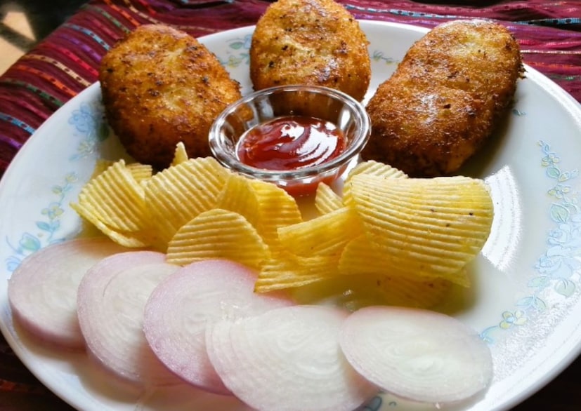 ডিপ-ফ্রাই-এর পরে দুই চা চামচ কর্ন ফ্লাওয়ার যোগ করতে হবে এবং ভালভাবে মেশাতে হবে। তার পর হাত দিয়ে গোল বল তৈরি করতে হবে। একটি প্যানে তেল গরম করতে হবে। তারপর বলগুলো দিয়ে দিতে হবে এবং সোনালি বাদামি হয়ে গেলে তুলে ফেলতে হবে। ব্যস, মাছের পকোড়া প্রস্তুত!