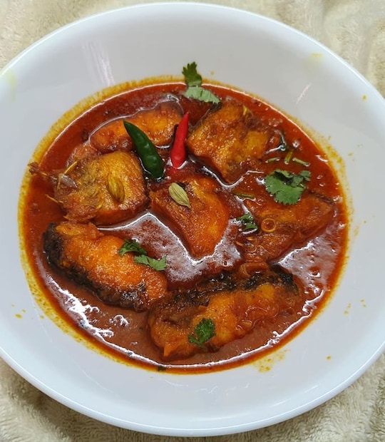 তবে বেশিরভাগ মানুষ মাছের ক্ষেত্রে চিরাচরিত রুই কাতলা জাতীয় মাছই খেতে পছন্দ করেন। আর বর্ষার মরশুম মাত্রেই পাতে ইলিশ থাকলেই দিলখুশ। কিন্তু জানলে অবাক হবেন যে রুই কাতলা মায় ইলিশকেও দশ গোল দিতে পারে এমন একটি মাছ আছে যা এককথায় মাছের রাজার রাজা।