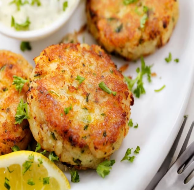 চাটনির সঙ্গে পরিবেশন-সবুজ চাটনি দিয়ে খেলে এর স্বাদ আরও বাড়বে। এর জন্য কিছু ধনেপাতা, পুদিনা পাতা, অল্প আদা, দুই কোয়া রসুন, স্বাদমতো লবণ এবং সামান্য সরষের তেল মিক্সারে পিষে নিতে হবে। যদি ইচ্ছা হয়, ভাজা বাদামও যোগ করা যেতে পারে। সবুজ চাটনিও এবার প্রস্তুত, দুইয়ে মিলে এবার পরিবেশনের পালা!