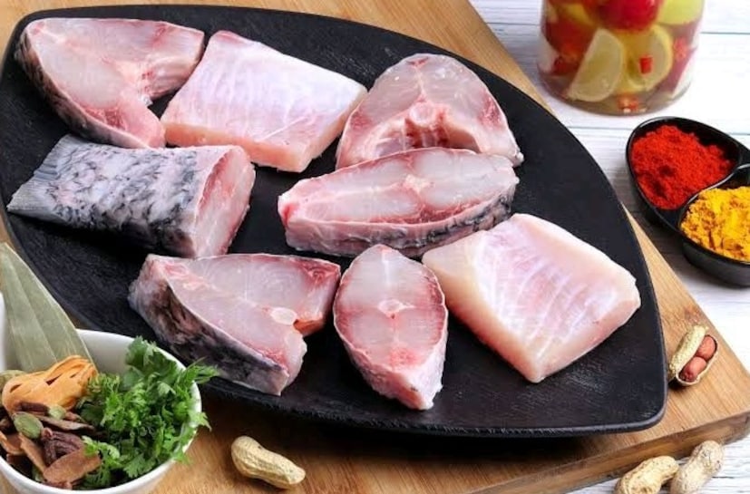 যদি কেউ পকোড়া খাওয়ার পরিকল্পনা করেন, তাহলে অবশ্যই মাছের পকোড়া তৈরি করার চেষ্টা করা উচিত। এটি তৈরি করা কিন্তু অবিশ্বাস্যরকম ভাবে খুবই সহজ। কাঁটা থাকবে না, তাই যে কেউ সহজেই এটি খেতে পারবেন এবং এর স্বাদও অসাধারণ ভাল হয়। তেলাপিয়া এবং বাসার মতো কিছু মাছে শুধু একটা মাঝের হাড় থাকে, যা সহজেই সরানো যায়।