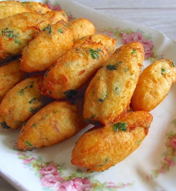 এবার মশলা মেশাতে হবে-মাছ হালকা ভাজা হয়ে গেলে তুলে নিয়ে হাড়গুলি সরিয়ে ফেলতে হবে। তার পরে ভাজা মাছ কিছুটা পিষে নিতে হবে। তারপর কাটা পেঁয়াজ এবং ধনে গুঁড়ো, সামান্য হলুদ, এক চিমটি আদা এবং রসুনের পেস্ট, স্বাদমতো লবণ এবং সামান্য লঙ্কাগুঁড়ো যোগ করতে হবে এবং ভালভাবে মেশাতে হবে।