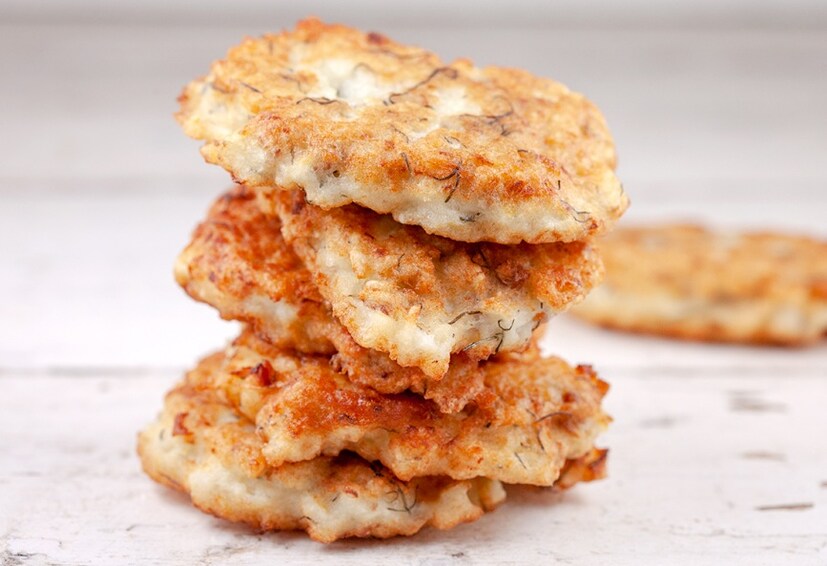 হাড়বিহীন মাছ বেছে নিতে হবে-রাঁচি-ভিত্তিক রান্না বিশেষজ্ঞ শালিনী পরামর্শ দেন যে, এমন মাছ বেছে নেওয়ার চেষ্টা করতে হবে যার কোনও কাঁটা নেই, অর্থাৎ কেবল একটি হাড় থাকবে মাঝখানে। প্রথমে মাছ কেটে তেলে হালকা করে ভাজতে হবে। কোনও মশলা যোগ করার দরকার এই পর্যায়ে নেই।