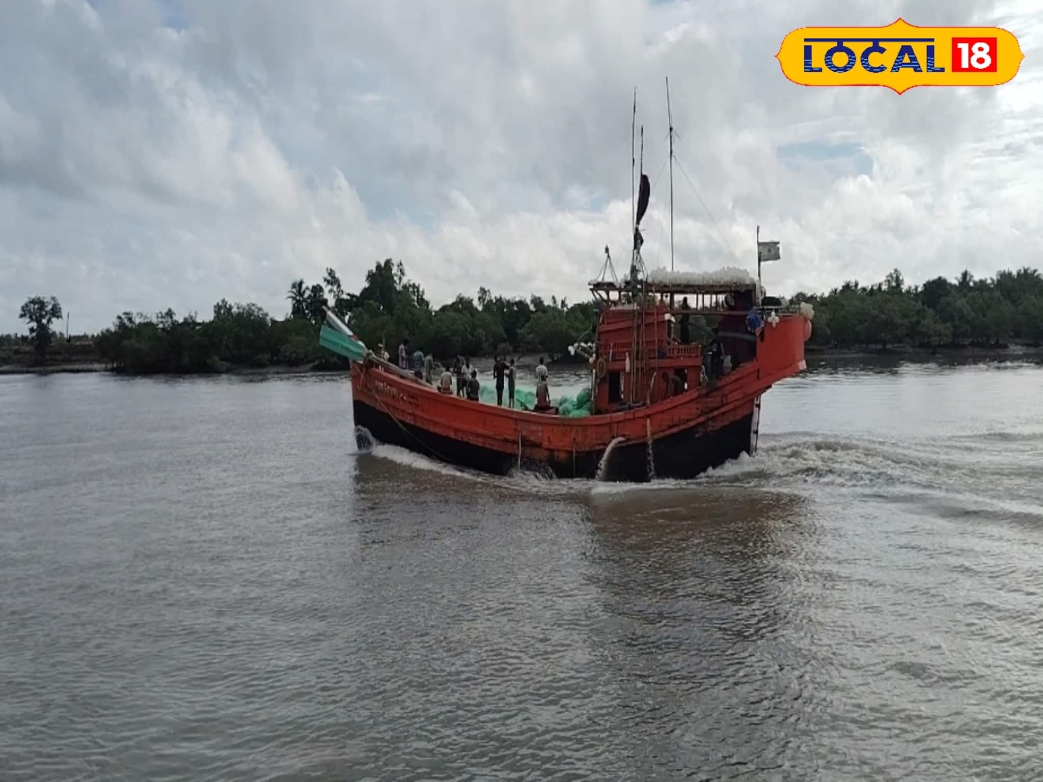 মাছ ধরতে গিয়ে ডুবে গেল ট্রলার, এখনও খোঁজ মিলছে না ২ জনের! কোনওক্রমে প্রাণ রক্ষা ১৬ মৎস্যজীবীর, চলছে তল্লাশি
