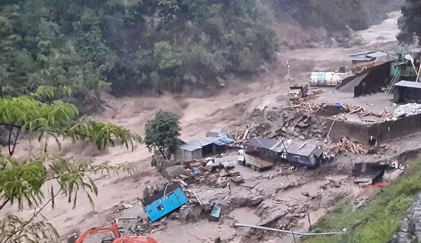আবেদনকারীদের শুধু নিজেদের নাম, ঠিকানা ও হারানো নথির বিবরণ জমা দিতে হবে। এরপর প্রশাসনের পক্ষ থেকে প্রয়োজনীয় যাচাই সাপেক্ষে নতুন করে নথি তৈরি করে দেওয়া হবে।সহায়তার জন্য জেলা প্রশাসন দুটি হেল্পলাইন নম্বরও চালু করেছে  790810175 এবং 7797863700।