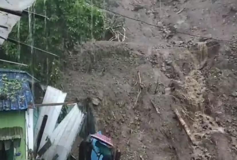 এই কঠিন পরিস্থিতিতে ক্ষতিগ্রস্তদের পাশে দাঁড়াতে জেলা প্রশাসনের এক অভিনব পদক্ষেপ  তৈরি হয়েছে বিশেষ ‘Lost Document’ কেন্দ্র। এই কেন্দ্রের মাধ্যমে বন্যায় হারিয়ে যাওয়া সরকারি নথিপত্র পুনরুদ্ধারের জন্য আবেদন করা যাবে সহজ প্রক্রিয়ায়।