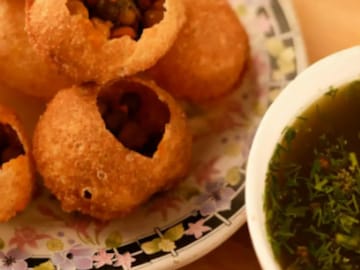 এক পিস ফুচকা খেলেই বিনামূল্যে 'সোনার গয়না'! ভিড় সামাল দিতে হিমশিম খাচ্ছেন বিক্রেতা এক পিস ফুচকা খেলেই বিনামূল্যে 'সোনার গয়না'! ভিড় সামাল দিতে হিমশিম খাচ্ছেন বিক্রেতা